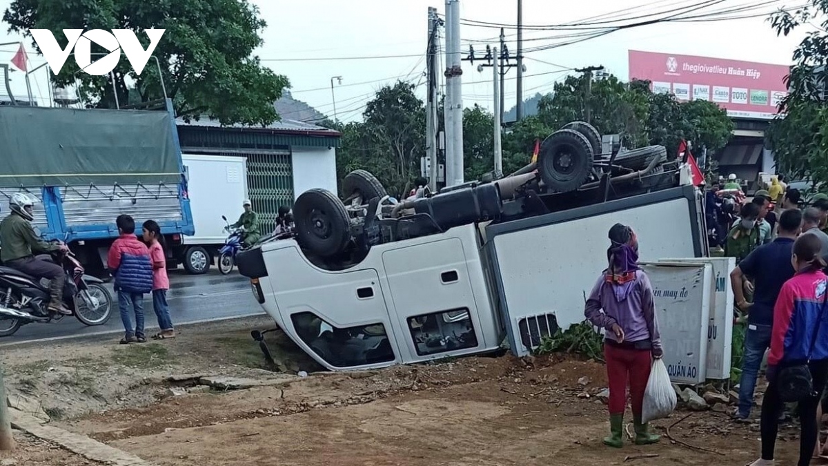 Xe biển xanh lật ngửa lúc “ôm” cua, 2 người bị thương nặng